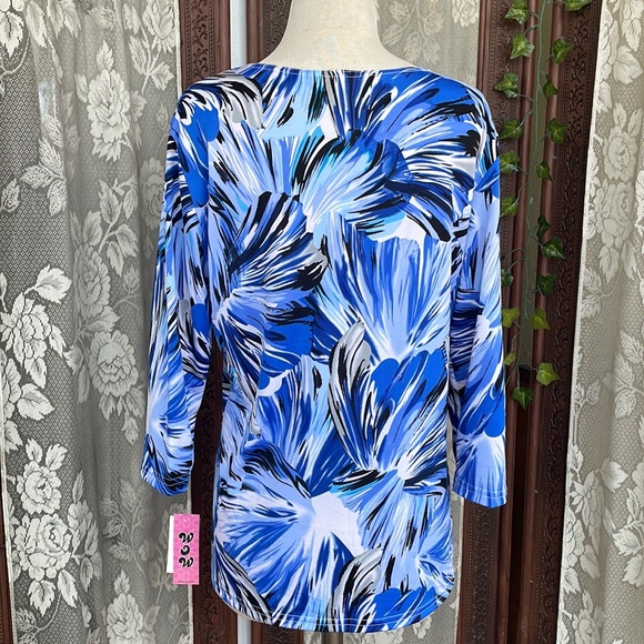 Blue Floral Stretch Top ๐ - Picture 3 of 6